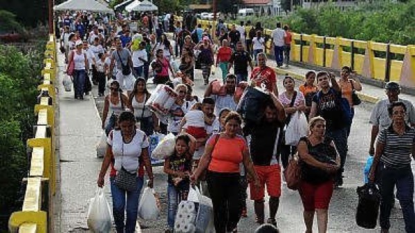 A migliaia dal Venezuela alla Colombia per fare la spesa