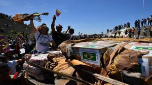 El primer camión con ayuda humanitaria llegó a Venezuela desde Brasil