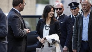 Virginia Raggi assolta, ma le opposizioni del Centro Destra chiedono le sue dimissioni