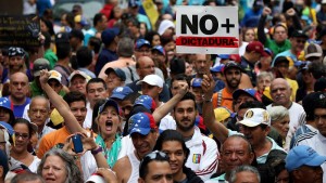 Venezuela, l&#039;opposizione oggi sfida Maduro