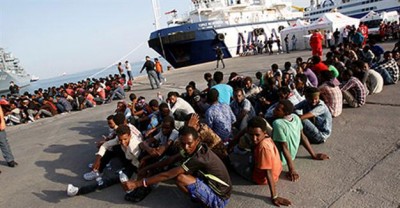 Hundreds of migrants arrive in Sicily