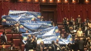 Legittima difesa, Forza Italia espone striscione &#039;Finalmente una cosa di Centro-Destra&#039;