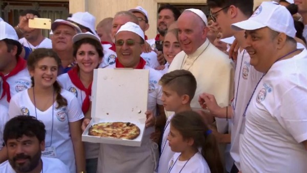 Pope shares pizza lunch with the poor