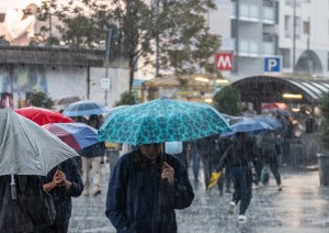 Il maltempo non molla la presa, temperature in calo