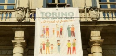 Torino – La sindaca mette uno striscione sul Palazzo per la famiglia pluralista