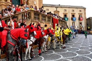 Tradicional formación en Piazza Armerina, un Palio 2.0 a medida de la pandemia