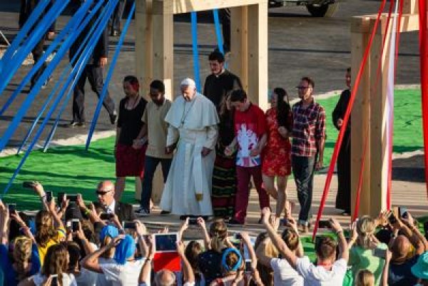 Papa Francesco &quot;Dio tocchi i cuori dei terroristi&quot;