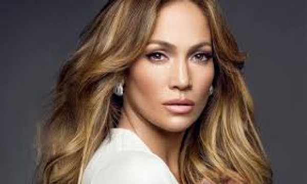 Jennifer López se prepara para lanzar su línea de cosméticos de JLo Beauty