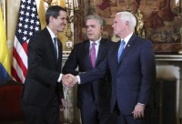 Juan Guaido, a sinistra, stringe la mano al vice presidente Usa Mike Pence 
