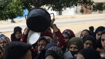 Distribución de comida en el campo de refugiados de Khan Yunis.