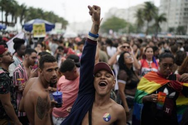 Migliaia al Gay Pride di Rio con pioggia Slogan contro Bolsonaro e il sindaco evangelico Crivella