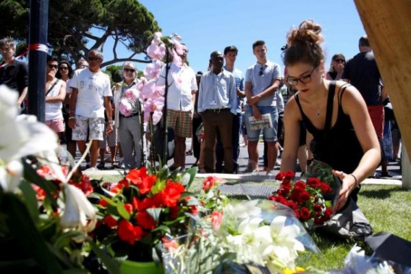 Around the world people pay tribute to victims of Nice attacks