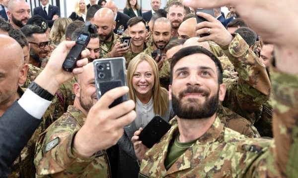 Giorgia Meloni alla base lettone di Camp Adazi fra i militari italiani della Nato