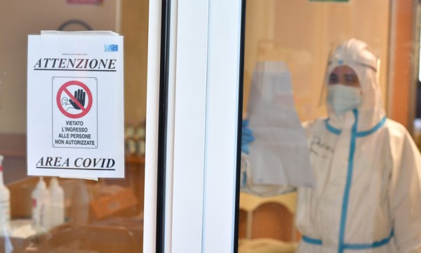 Coronavirus in Italia, 29mila contagi e 822 morti. Risale la curva epidemica, calano ricoveri e terapie intensive