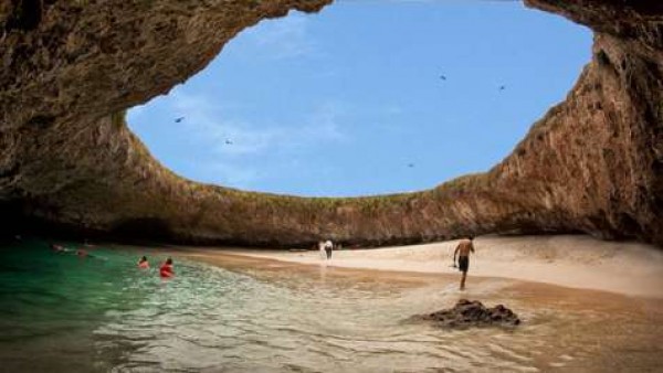 Una impactante imagen de la Playa del Amor, en el Pacífico Mexicano. Reabierta con cuidados especiales tras los daños ambientales.