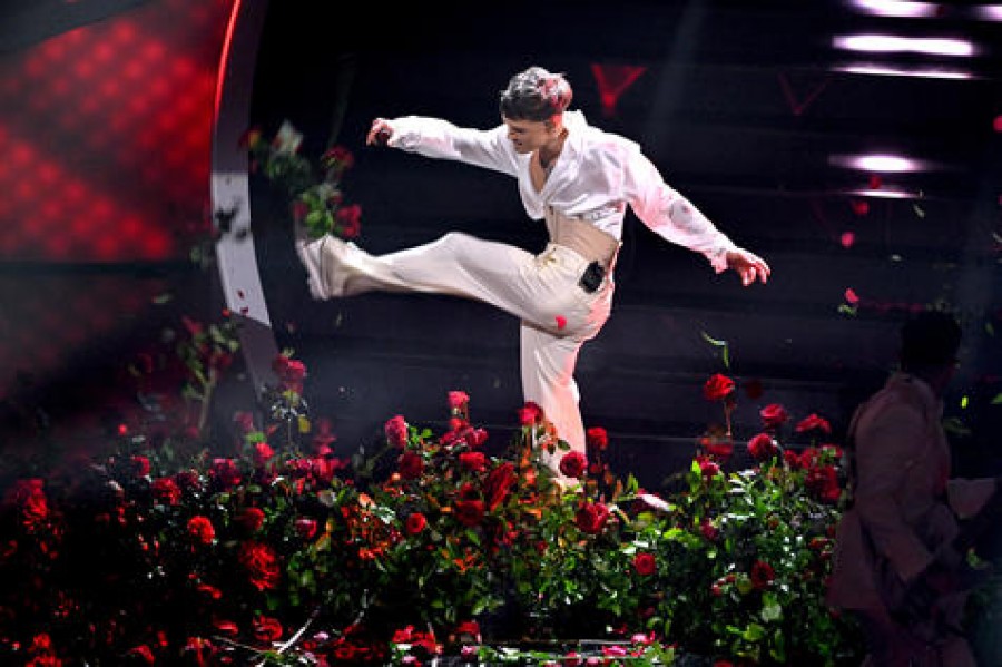 El cantante Blanco en su ataque de furia en el escenario.