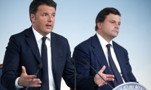 Matteo Renzi e Carlo Calenda a Palazzo Chigi nel 2016