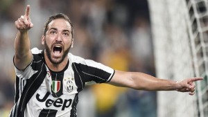 Higuain entra, segna e decide Juventus - Fiorentina 2-1