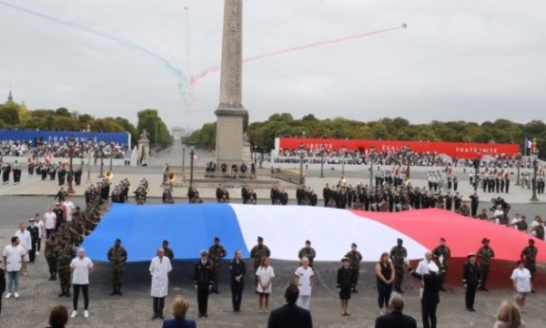 Francia celebra Fiesta Nacional sin público masivo, rindiendo homenaje a médicos y enfermeros
