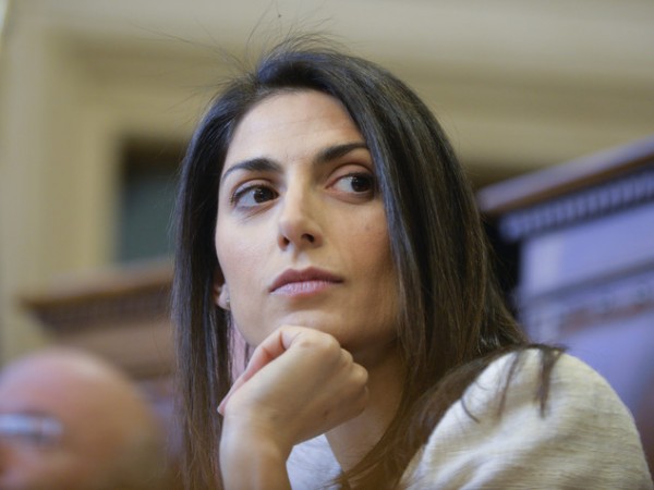 Roma - Virginia Raggi sacrifica i fedelissimi e va avanti