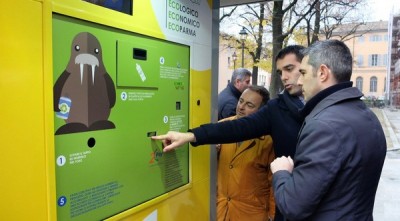 Parma - Inaugurato in piazzale Boito il primo eco - compattatore per lattine e bottiglie di plastica.