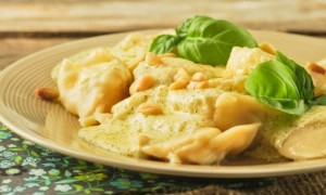 Ravioli de albahaca con ricotta en salsa de crema de pesto