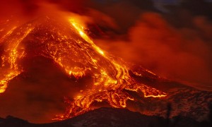 L&#039;Etna non si ferma, notte di fuoco e lava