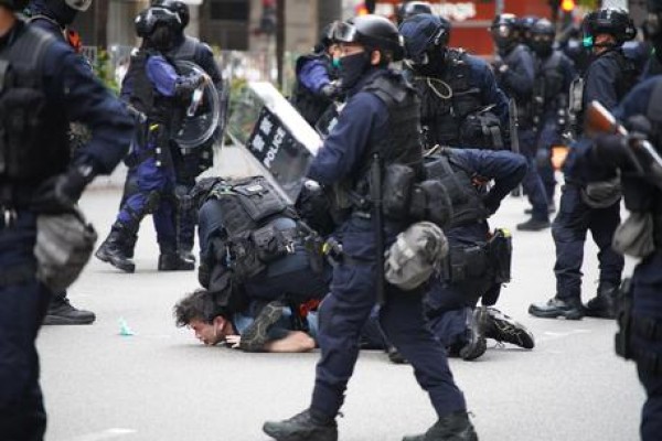 Hong Kong: lacrimogeni contro dimostranti, almeno 150 arresti
