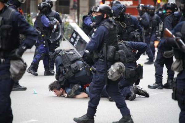 Hong Kong: lacrimogeni contro dimostranti, almeno 150 arresti