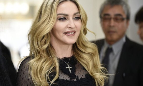 Madonna, curada de coronavirus, se pasea en moto por Lisboa