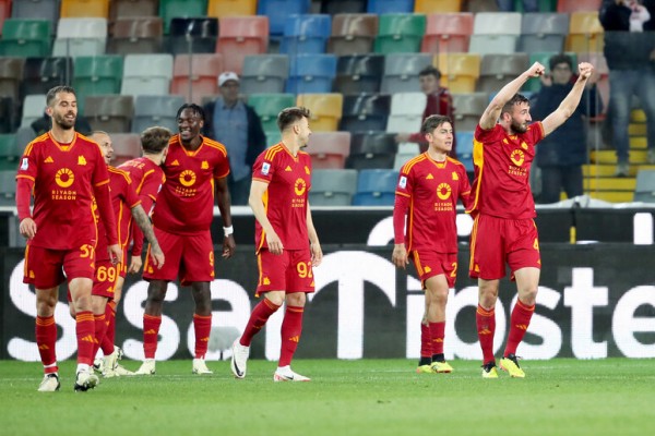 Bryan Cristante (der) celebra tras anotar el gol de Roma