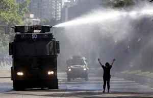 Cile, disordini e proteste non si fermano Bilancio di 15 morti e oltre 2.600 arresti