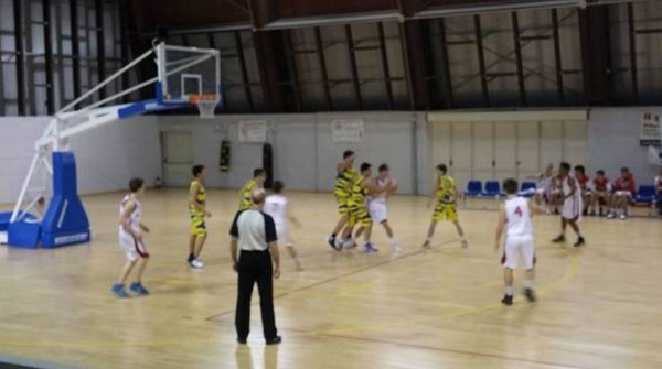 La squadra di basket si allena e i ladri ne approfittano