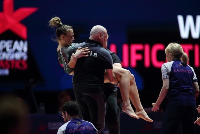 Sofia Busato, durante le qualificazioni di ieri agli Europei di Glasgow, si è infortuna sul primo salto al volteggio.