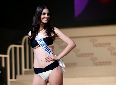 La segunda finalista de la Miss Internacional 2017 Diana Macarena Croce Garcia en representación de Venezuela, vestida con un atuendo nacional, posa en el 57º concurso de belleza Miss International en Tokio, Japón, el 14 de noviembre de 2017