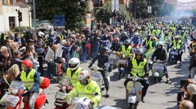 El gran desfile de Vespas que salió esta mañana desde Pontedera.
