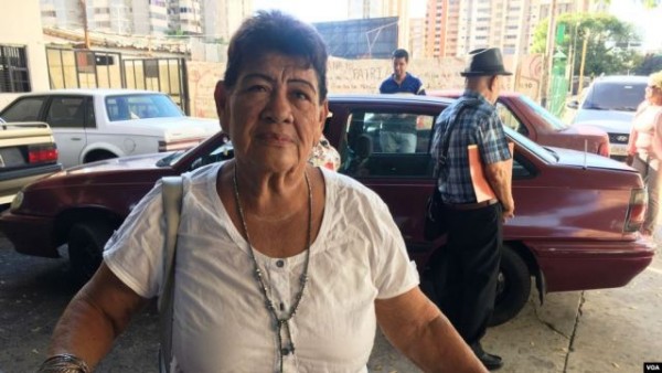 Delia Ortega, obrera venezolana en retiro, de 70 años, conversó con la Voz de América acerca de lo que significa tener que pagar en dólares en los mercados del país sumido en una profunda crisis.