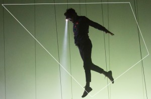 Pierre Rigal e il mondo senza gravità di &quot;mobile&quot; in prima nazionale al teatro vascello per Romaeuropa Festival