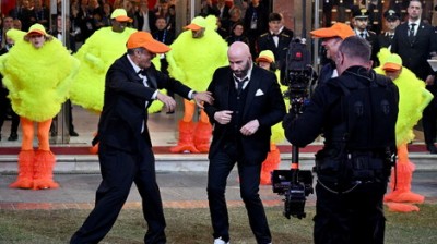 El célebre actor con los presentadores de San Remo y el &#039;baile del pollito&#039;.