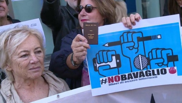 Giornalisti in piazza contro Di Maio e Di Battista: &quot;Giù le mani dalla libertà di informazione&quot;