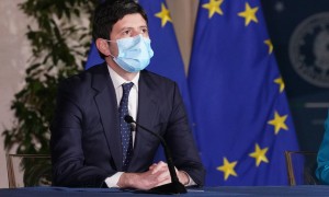 Meloni vuole sfiduciare Speranza. M5S e LeU blindano il ministro della Salute