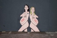 Schlein e Meloni ritratte nude e incinte sui muri di Milano 