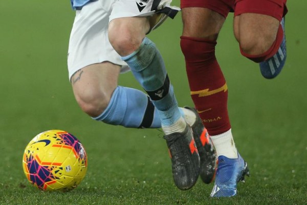 Derby Lazio-Roma in tempi di Covid, battute e polemiche accendono match