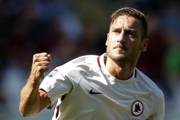 &quot;Auguri Capità&quot;! Da Bova a Gerini, da Amendola al barbiere: tutta Roma per i 40 anni di Francsco Totti