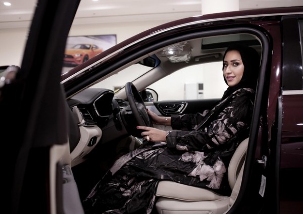 Arabia Saudita: finisce il divieto, da oggi donne al volante
