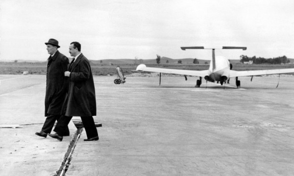 Enrico Mattei all&#039;aeroporto di Gela con il presidente dell&#039;Ars