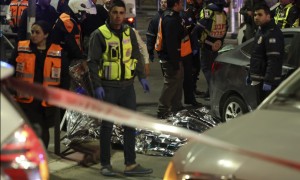I soccorsi dopo l&#039;attacco di venerdì 27 gennaio alla sinagoga a Gerusalemme  