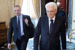 Carlo Cotarelli con el presidente Sergio Mattarella en un encuentro en el Palacio Quirinale. 