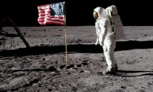 Museo de Houston celebra 50 años de Apolo XI con luna gigante