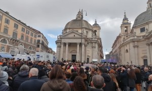 Addio Maurizio, folla ai funerali di Costanzo